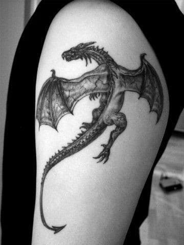 tatuajes de dragones en el hombro en blanco y negro