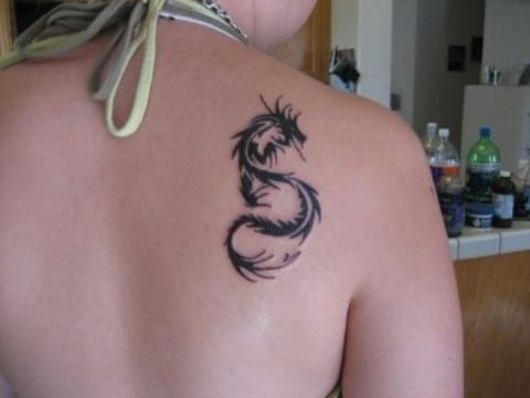 tatuajes de dragones pequeños en la espalda