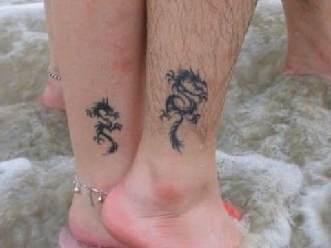 tatuajes de dragones pequeños en la pierna