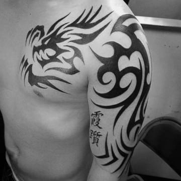 tatuajes de dragones tribales en el hombro