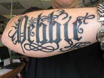 tatuajes de letras goticas nombre