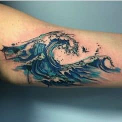 Detallistas tatuajes de olas de mar significado