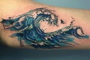 tatuajes de olas de mar significado brazo