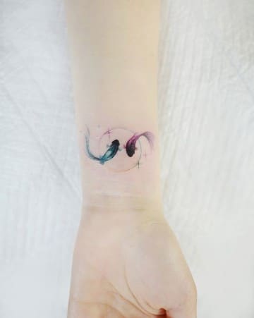 tatuajes de peces pequeños minimalismo