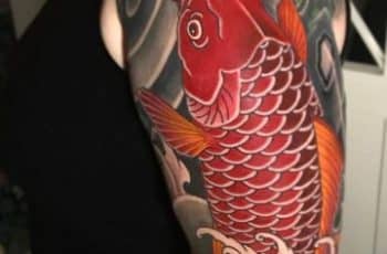Simbolicos y grandes tatuajes de pez koi en el brazo