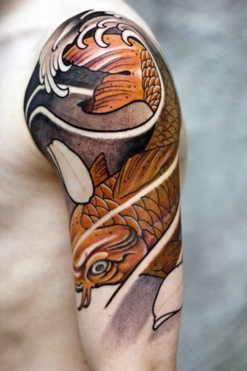 tatuajes de pez koi en el brazo naranja