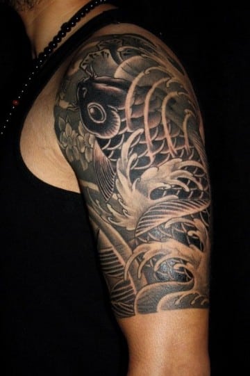 tatuajes de pez koi en el brazo negro