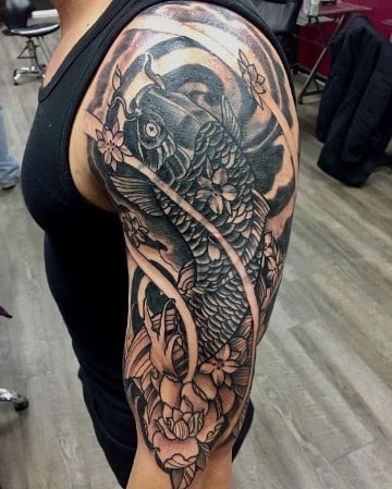 tatuajes de pez koi en el brazo realismo