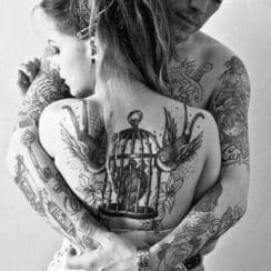 Originales diseños en parejas tatuadas enamoradas