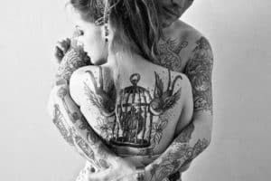 parejas tatuadas enamoradas de espalda