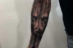 tatuajes de arboles en el brazo con lobo