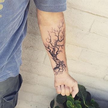 tatuajes de arboles en el brazo para hombres