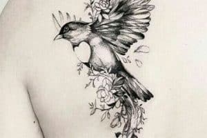 tatuajes de aves en la espalda con flores