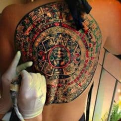 Asombrosos detalles en los tatuajes de calendario azteca