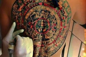 tatuajes de calendario azteca en la espalda