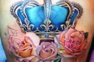 tatuajes de coronas a color espalda