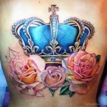tatuajes de coronas a color espalda