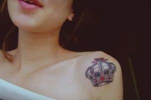 tatuajes de coronas de mujer en el hombro
