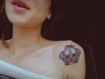 tatuajes de coronas de mujer en el hombro