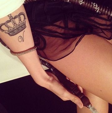 tatuajes de coronas de mujer