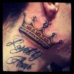 Notorios y originales tatuajes de coronas en el cuello