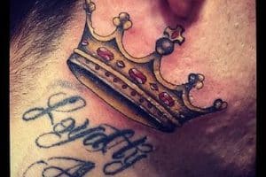 tatuajes de coronas en el cuello con letras