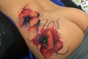 tatuajes de flores en acuarela espalda baja