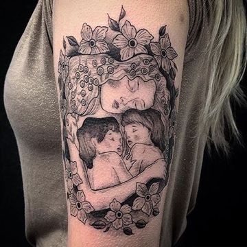 tatuajes de mamas con bebes brazo