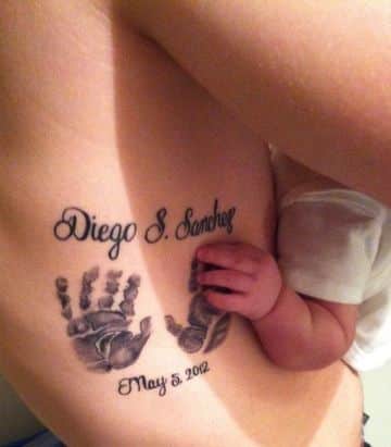 tatuajes de manos de bebe para mujeres