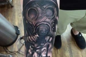 tatuajes de mascaras de gas brazo