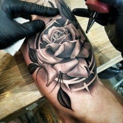Algunos diseños de tatuajes de rosa para hombres