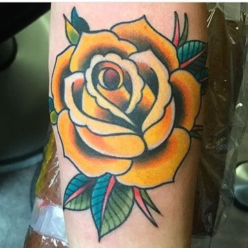 tatuajes de rosas a color amarillo