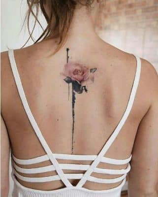 tatuajes de rosas a color en la espalda