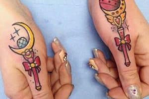 tatuajes de sailor moon en las manos
