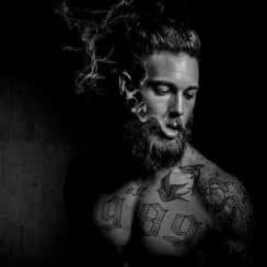 Look y estilo de vida de hombres con barba y tatuajes