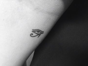 tatuaje imagenes del ojo de horus pequeño