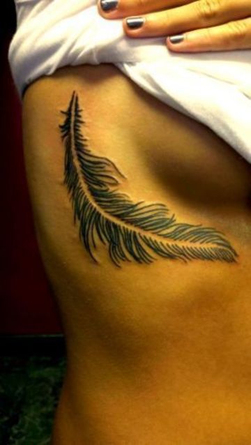 tatuajes al costado de los senos de pluma