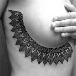 Originales diseños de tatuajes al costado de los senos