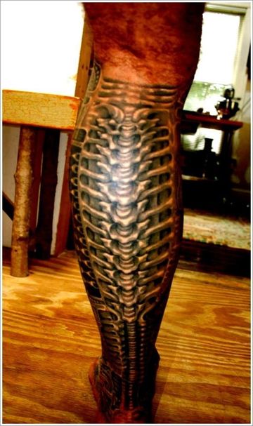 tatuajes biomecanicos pierna negro