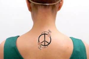 tatuajes de amor y paz en la espalda