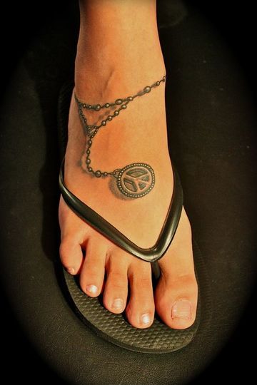 tatuajes de amor y paz en pies