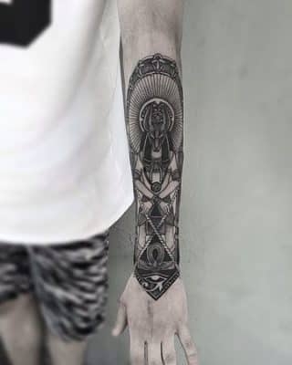tatuajes de anubis y horus en el brazo