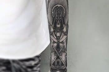 Representativos y grandiosos tatuajes de anubis y horus