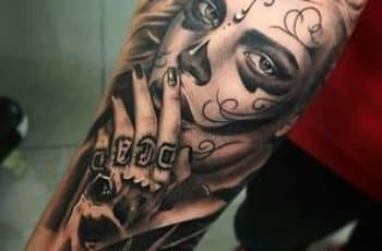 Simbolicos y tradicionales tatuajes de catrinas en el brazo