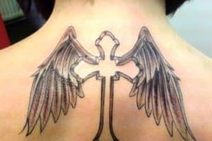 tatuajes de cruces con alas espalda
