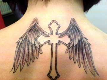 tatuajes de cruces con alas espalda