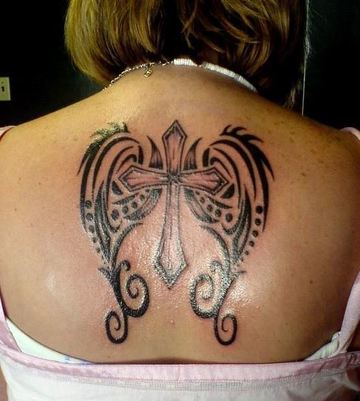 tatuajes de cruces con alas para mujeres