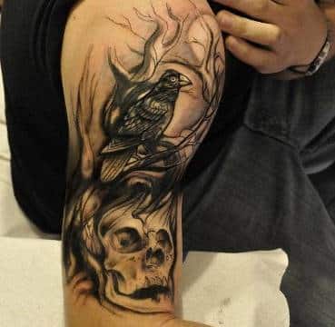 tatuajes de cuervos y calaveras en brazo