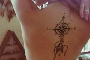 tatuajes de flechas en la espalda con brujula