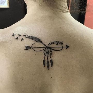 tatuajes de flechas en la espalda horizontal